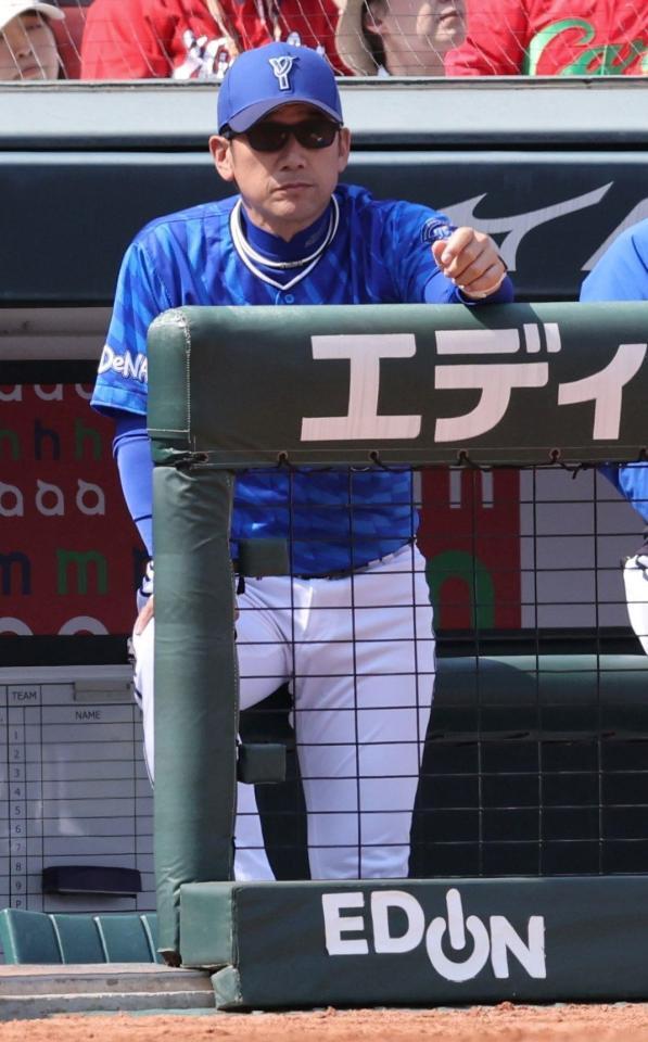 　グラウンドを見つめる三浦監督（撮影・市尻達拡）