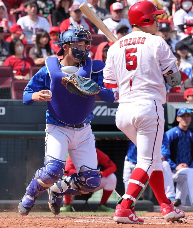 　３回、矢野の二盗を阻止する松尾（撮影・市尻達拡）