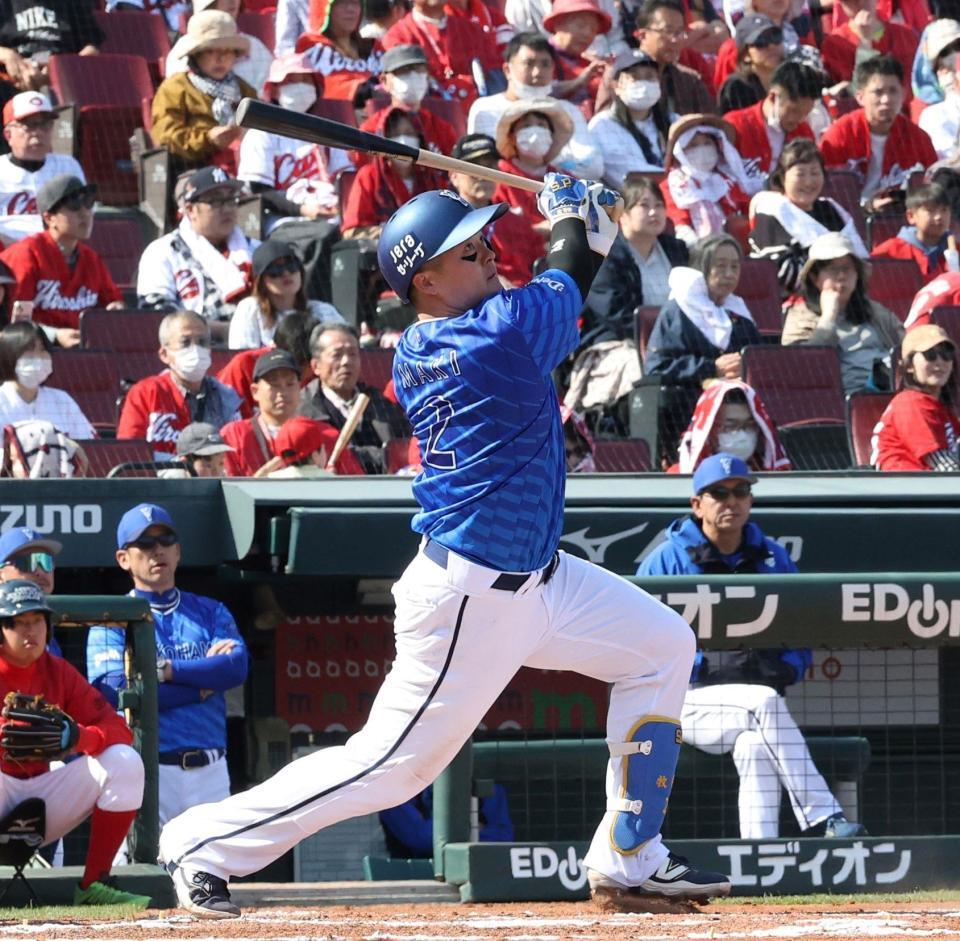 　６回、右翼線への二塁打を放つ牧（撮影・市尻達拡）