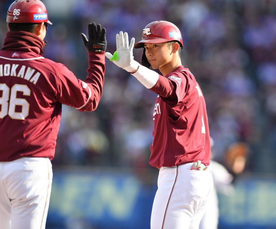 　６回、右前打を放ち塩川コーチ（左）とタッチを交わす宗山（撮影・開出牧）