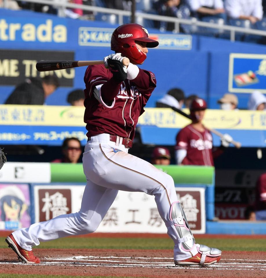 　６回、右前打を放つ宗山（撮影・開出牧）