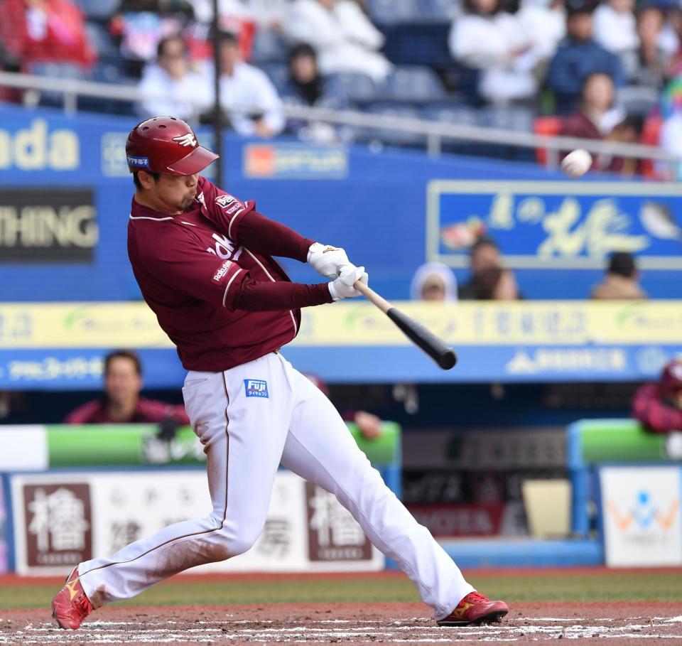 　３回、右犠飛を放つ阿部（撮影・開出牧）