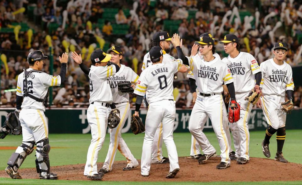 　西武に勝利し、タッチするソフトバンクナイン