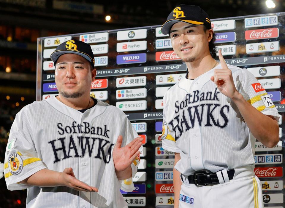 　インタビューを終え、ポーズをとる山川（左）と上沢