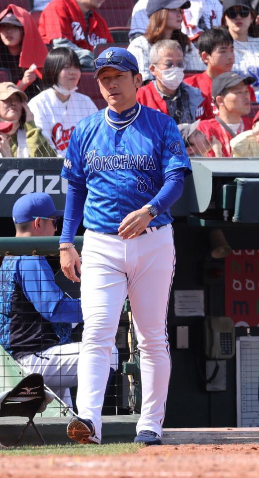 　選手交代を告げる三浦監督（撮影・市尻達拡）