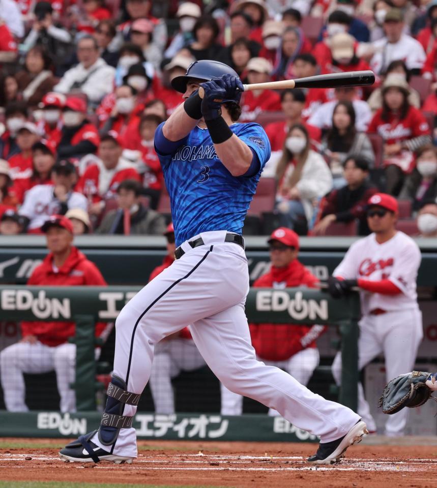 　左中間への２点タイムリー二塁打を放つオースティン＝４日