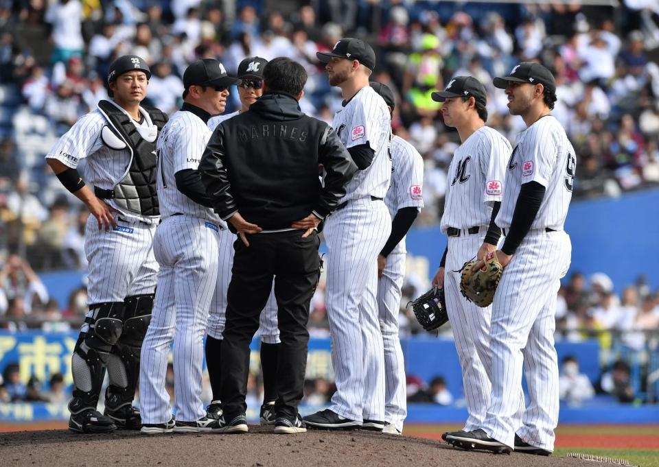 　４回、小深田に四球を与えたボス（中央右）の元に集まるロッテナイン（撮影・開出牧）