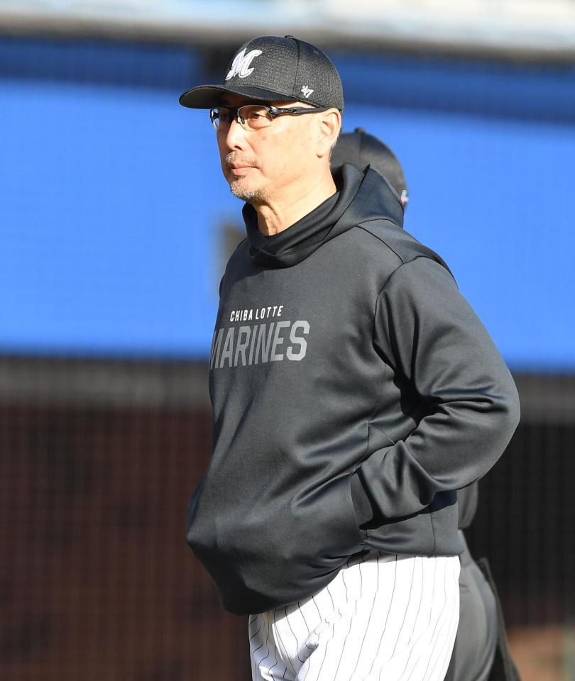 　８回、投手交代を告げた吉井監督（撮影・開出牧）