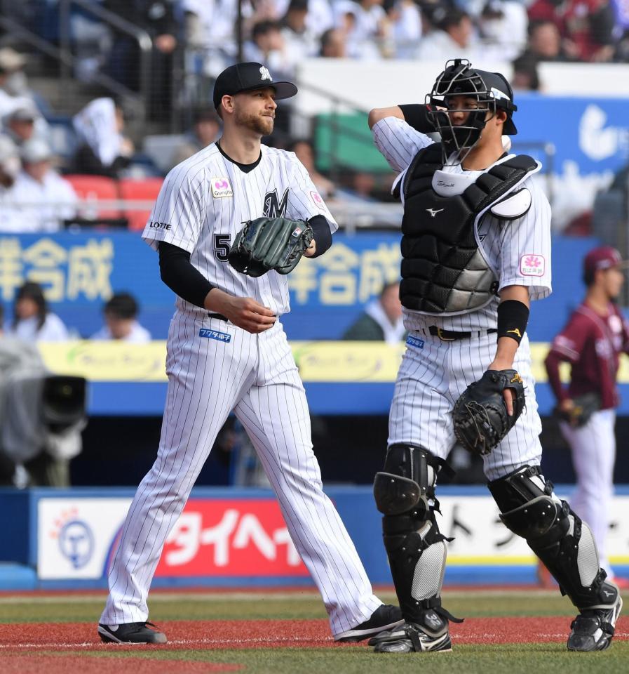 　４回、宗山に右前適時打を打たれたボス（左）。右は捕手・佐藤（撮影・開出牧）