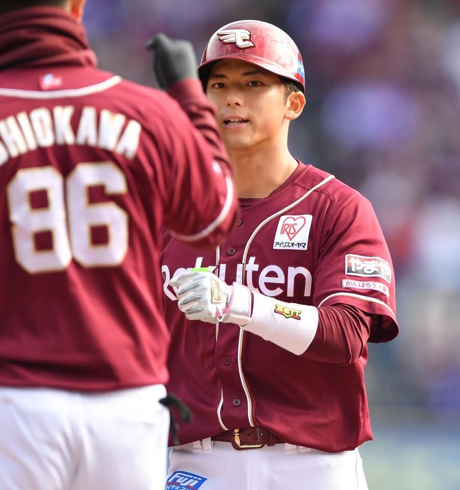 　４回、右前適時打を放ち塩川コーチ（手前）とグータッチを交わす宗山（撮影・開出牧）