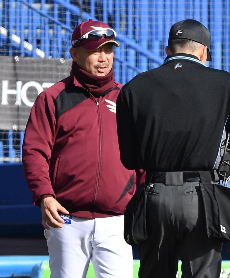 　６回、選手交代を告げる三木監督（撮影・開出牧）