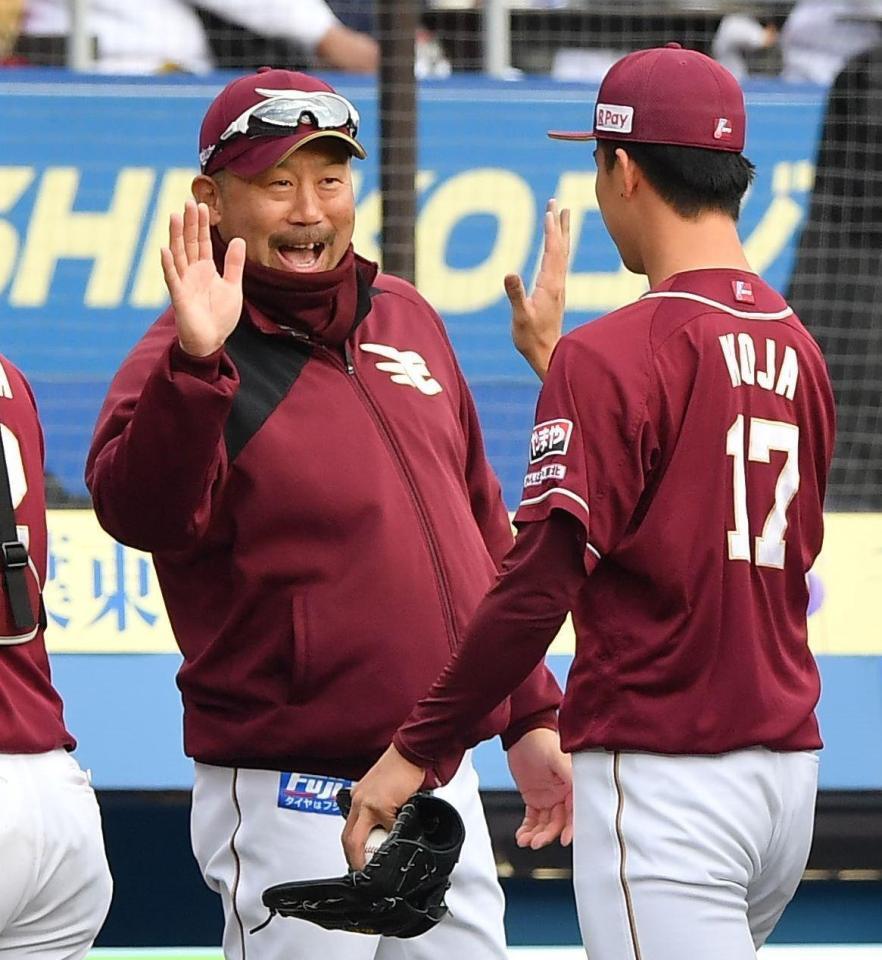 　３安打完封で今季初勝利を挙げた古謝（右）とタッチを交わす三木監督（撮影・開出牧）