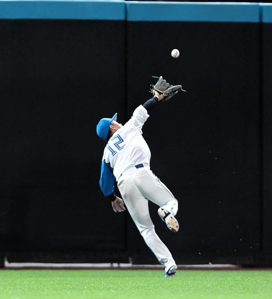 　２回、矢沢が福永の打球を捕れず、逆転三塁打となる（撮影・中島達哉）