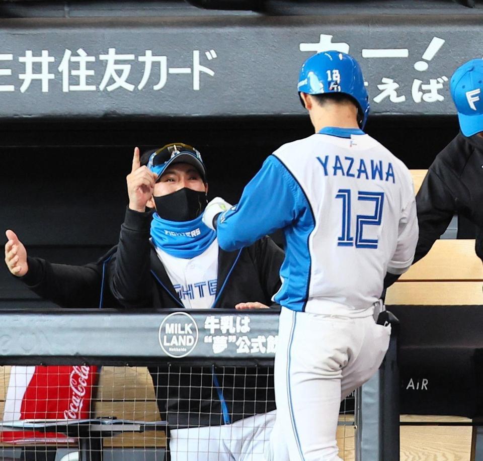 　１回、右越えに先制ソロを放った矢沢（右）を迎える新庄監督（撮影・中島達哉）