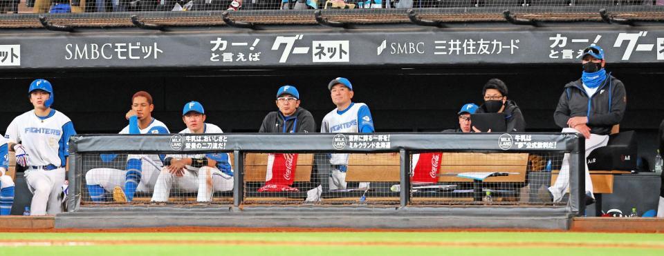 　９回、戦況を見つめる新庄監督（右端）ら日本ハムナイン（撮影・中島達哉）