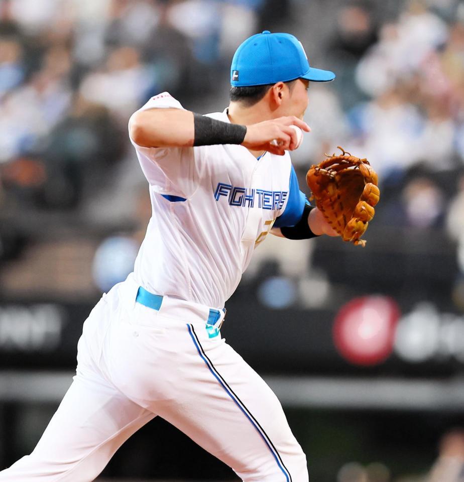 　６回、オリバレスの打球を処理し、内野安打を許す清宮幸（撮影・中島達哉）