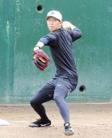 　ブルペンで直球を投げ込む戸郷