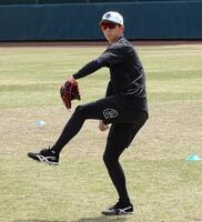 　キャッチボールする戸郷