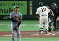 　甲斐を空振り三振にしとめ雄たけびをあげる工藤＝６日