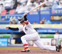 　オリックス戦でショートへの内野安打を放つ西川＝３日