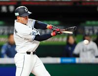 　日本ハム戦で同点適時打を放つ渡部聖＝３月２９日