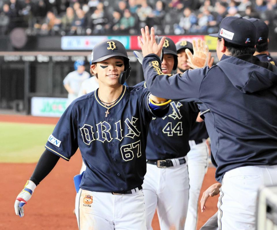 　６回、逆転３ランを放ち、ナインに迎えられる中川（撮影・中島達哉）