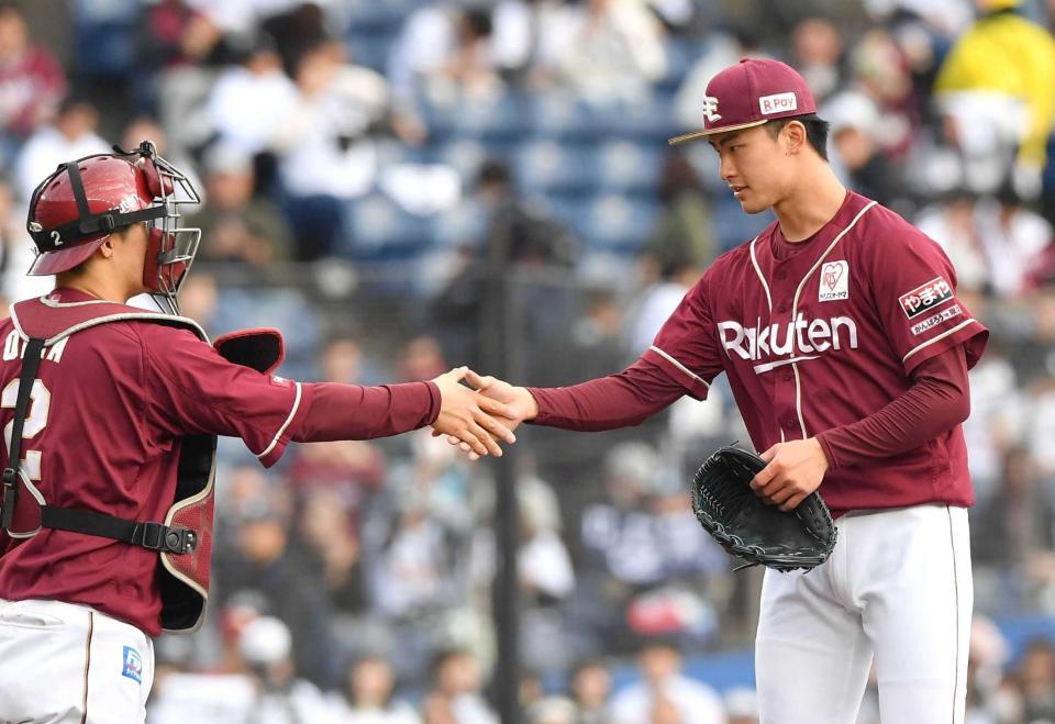 　３安打完封で今季初勝利を挙げ、太田（左）と握手を交わす古謝（撮影・開出牧）