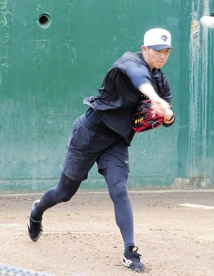 　ブルペンで直球を投げ込む戸郷
