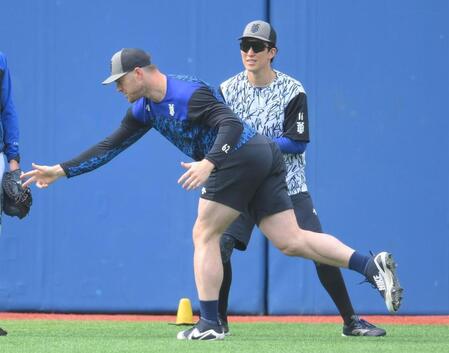 　試合前、大貫（奥）と投球動作について話すウィック（撮影・伊藤笙子）