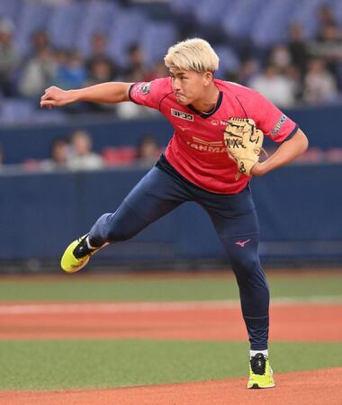 　特別始球式を務めるＣ大阪・西尾隆矢（撮影・西田忠信）