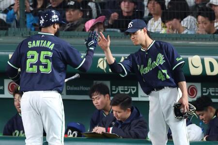 　８回、先制適時二塁打を放ったサンタナ（左）を迎える高橋（撮影・中田匡峻）