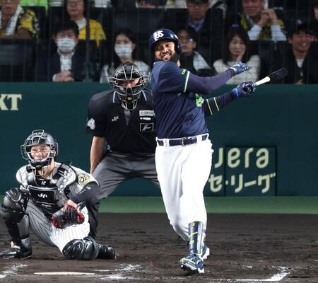 　８回、ライトへ先制適時二塁打を放つサンタナ（捕手は坂本）＝撮影・中田匡峻