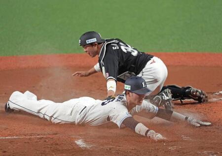 　１回、ネビンの右犠飛で三走・長谷川が生還。捕手・佐藤