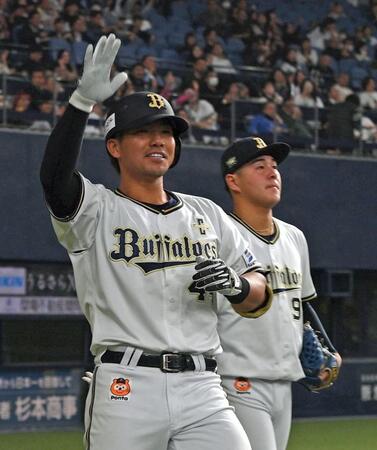 　６回、２ランを放ちポーズを決める頓宮（左）＝撮影・西田忠信