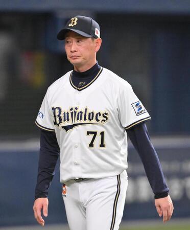 　８回を終え、選手交代を告げた岸田監督（撮影・西田忠信）