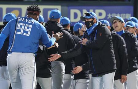 　笑顔でナインを迎える新庄監督（撮影・金田祐二）