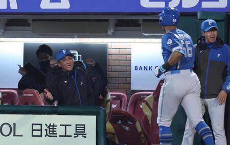 　４回、万波の同点２ランにガッツポーズで迎える新庄監督（撮影・金田祐二）