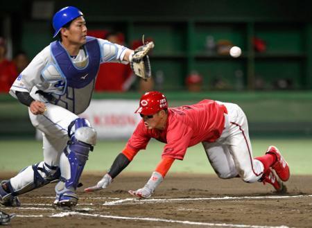 　７回広島１死三塁、末包の投前安打で三走小園が同点の生還。捕手木下＝ぎふしん長良川