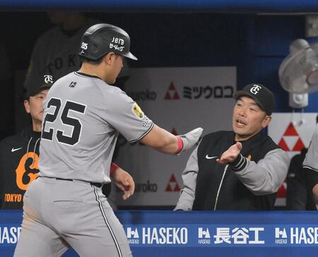 　８回、甲斐の適時打で同点のホームを踏んだ岡本（左）を迎える阿部監督（撮影・伊藤笙子）