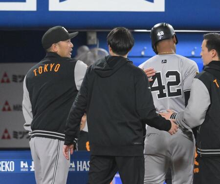 　１１回、死球を受けたヘルナンデス（４２）に代走を送りベンチへ下げる阿部監督（左）＝撮影・伊藤笙子