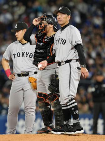 　７回途中、投手交代を告げた巨人・阿部監督（右）。捕手甲斐、一塁手岡本＝横浜