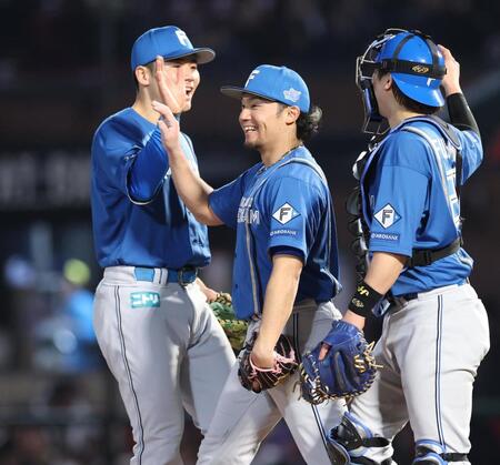 　完投勝利を挙げ決勝打の清宮幸と笑顔でタッチを交わす伊藤（撮影・金田祐二）