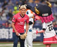 　特別始球式を務めたＣ大阪・西尾隆矢（撮影・西田忠信）
