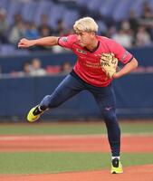 　特別始球式を務めるＣ大阪・西尾隆矢（撮影・西田忠信）