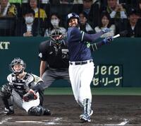 　８回、ライトへ先制適時二塁打を放つサンタナ（捕手は坂本）＝撮影・中田匡峻
