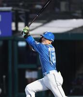 　９回、勝ち越し２点適時二塁打を放つ清宮幸（撮影・金田祐二）