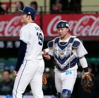 　６回、勝ち越しを許し厳しい表情の佐藤隼（左）と捕手・古賀悠