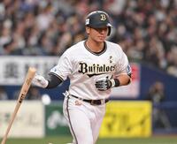 　６回、左越え２ランを放ち走り出す頓宮（撮影・西田忠信）