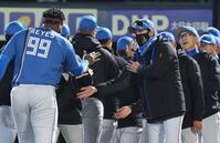 　笑顔でナインを迎える新庄監督（撮影・金田祐二）