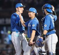 　完投勝利を挙げ決勝打の清宮幸と笑顔でタッチを交わす伊藤（撮影・金田祐二）